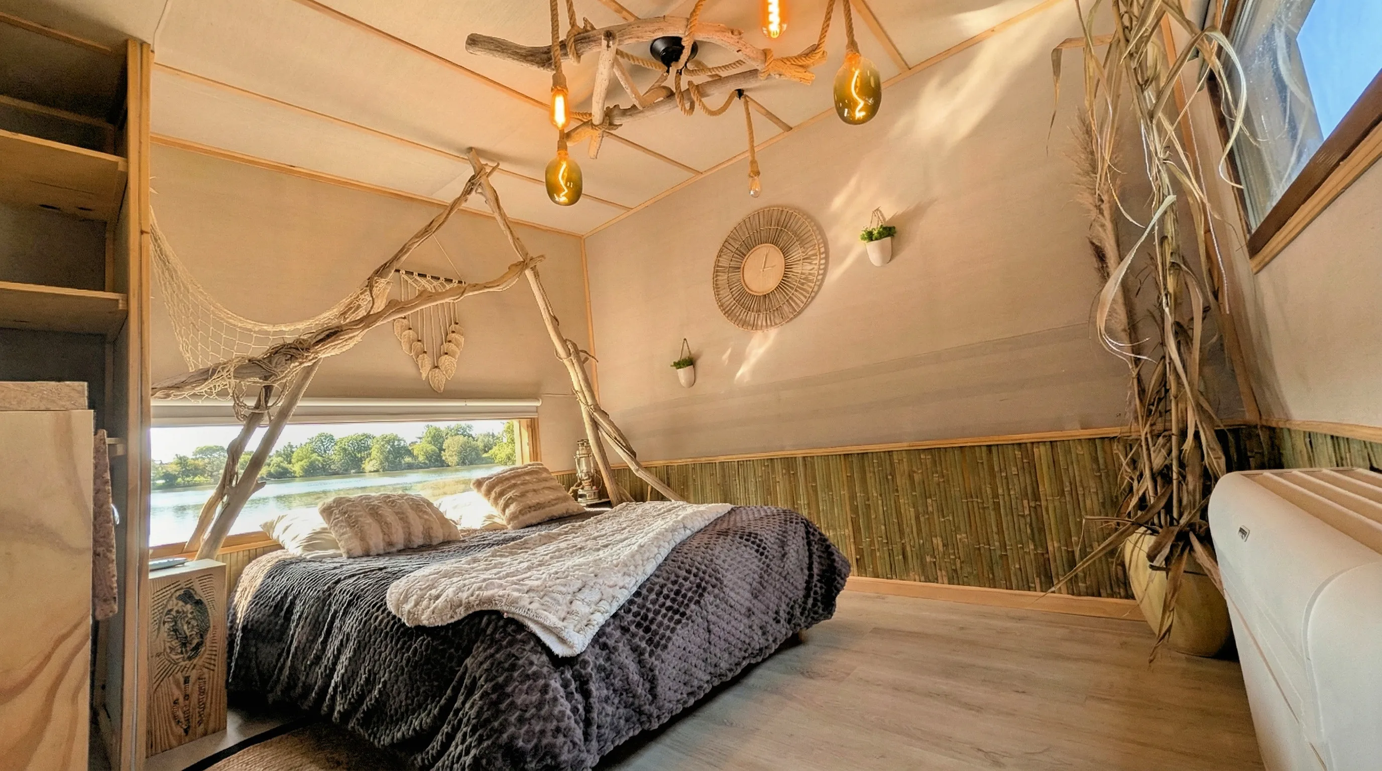 Cabane sur l'eau , au bord du Tarn