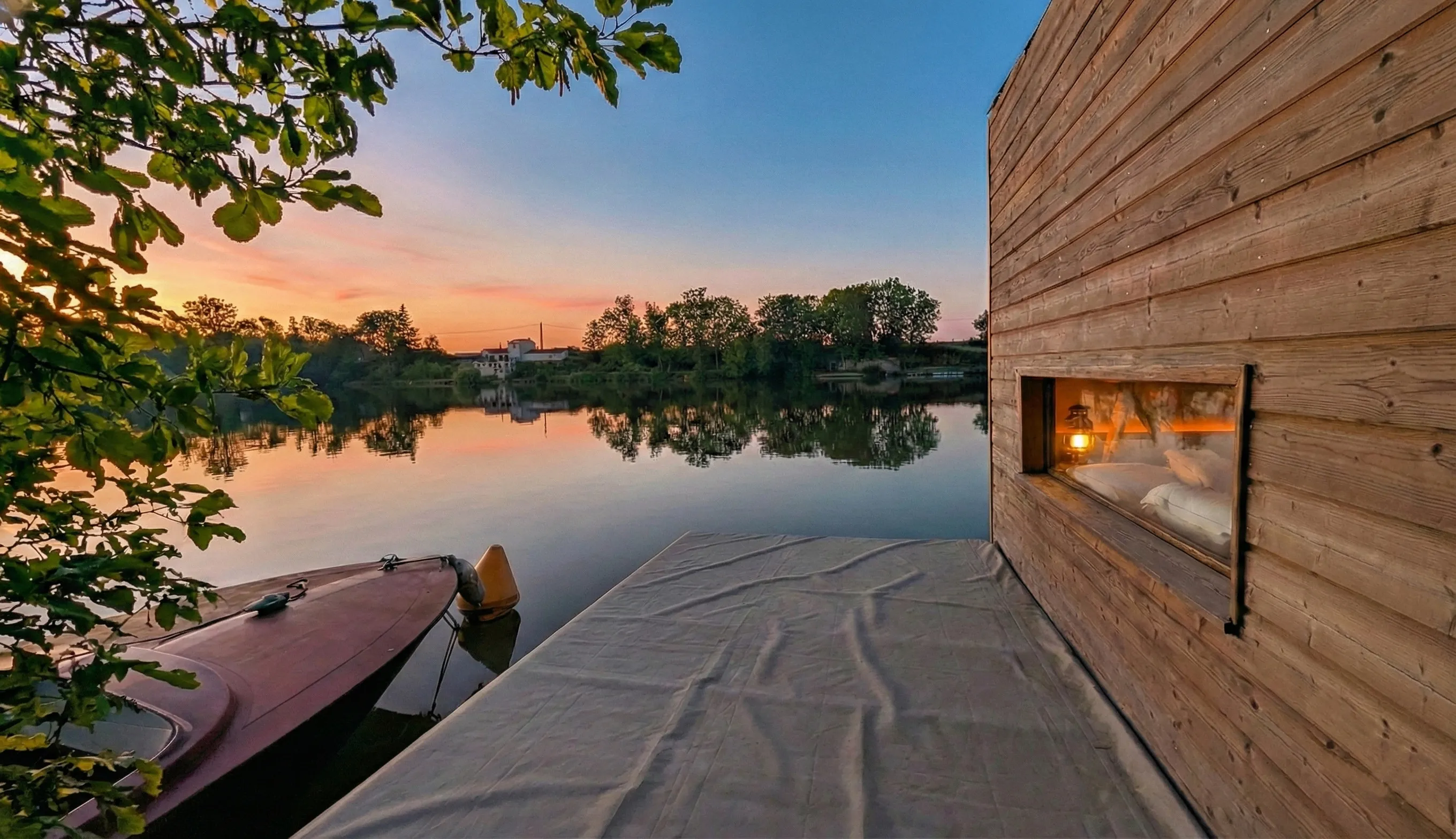 Cabane sur l'eau , au bord du Tarn
