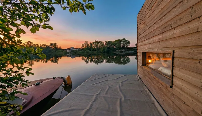 Cabane on the water, by the Tarn