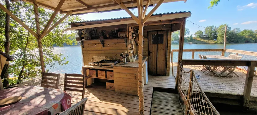 Cabane on the water, by the Tarn