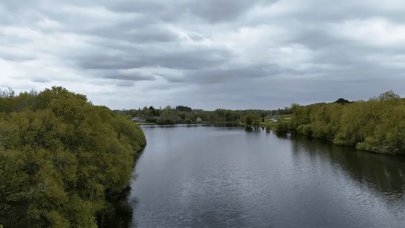 Etang de 22 hectares avec cabane perchée sur l’eau