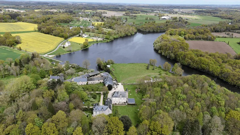 Etang de 22 hectares avec cabane perchée sur l’eau
