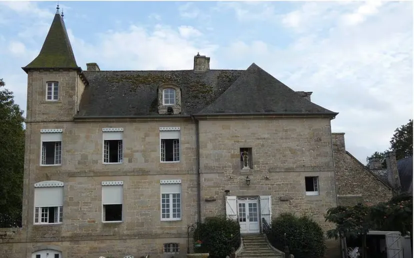 Château de Beaulieu, au bord d’un étang de 23 hectares