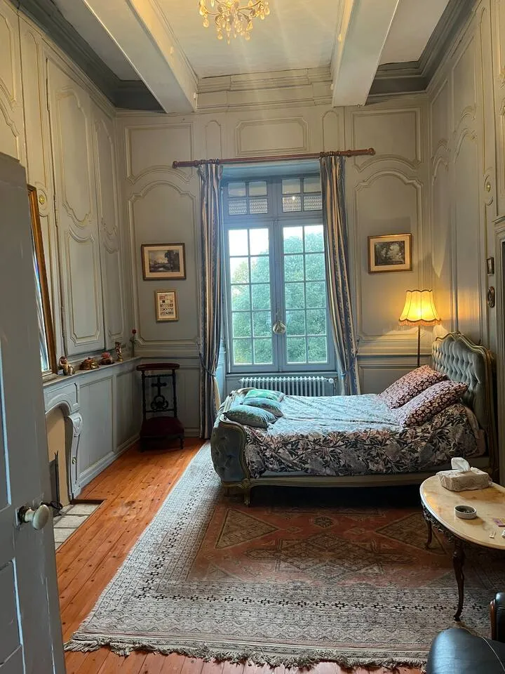 Château de Beaulieu, au bord d’un étang de 23 hectares