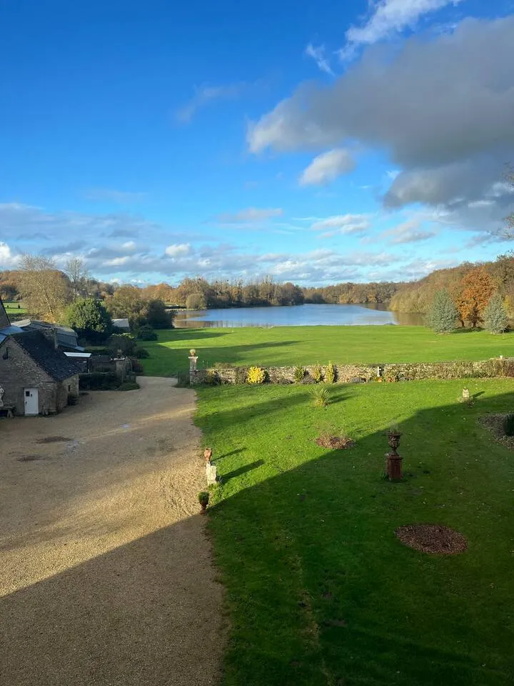 Château de Beaulieu, au bord d’un étang de 23 hectares