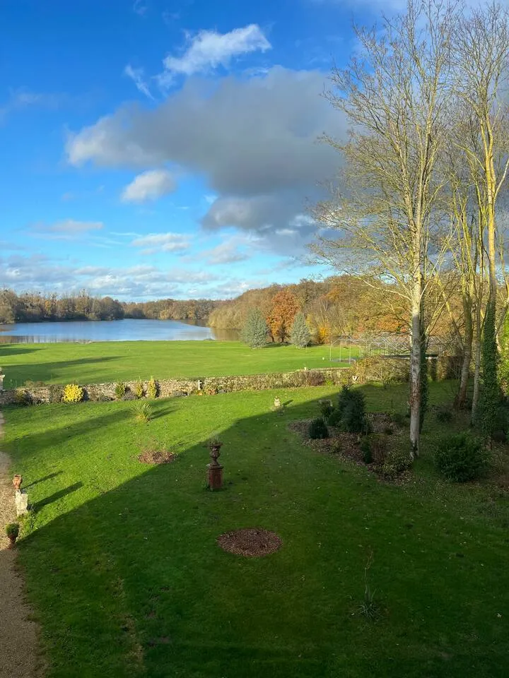 Château de Beaulieu, au bord d’un étang de 23 hectares