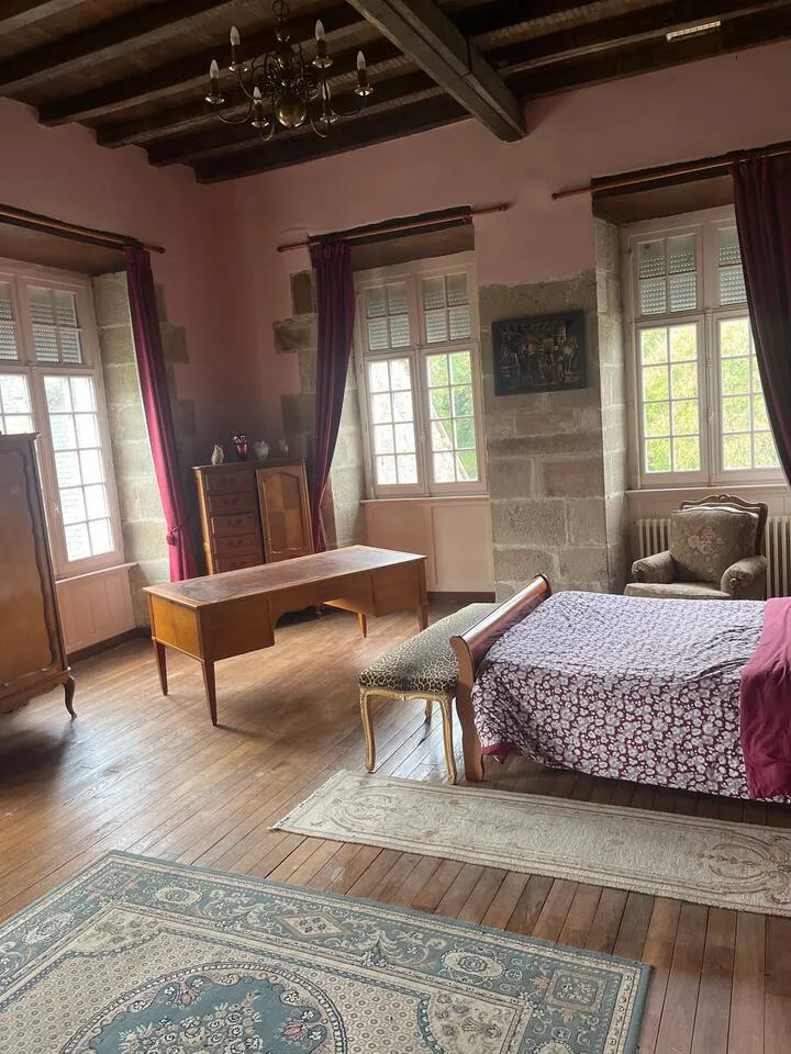 Château de Beaulieu, au bord d’un étang de 23 hectares