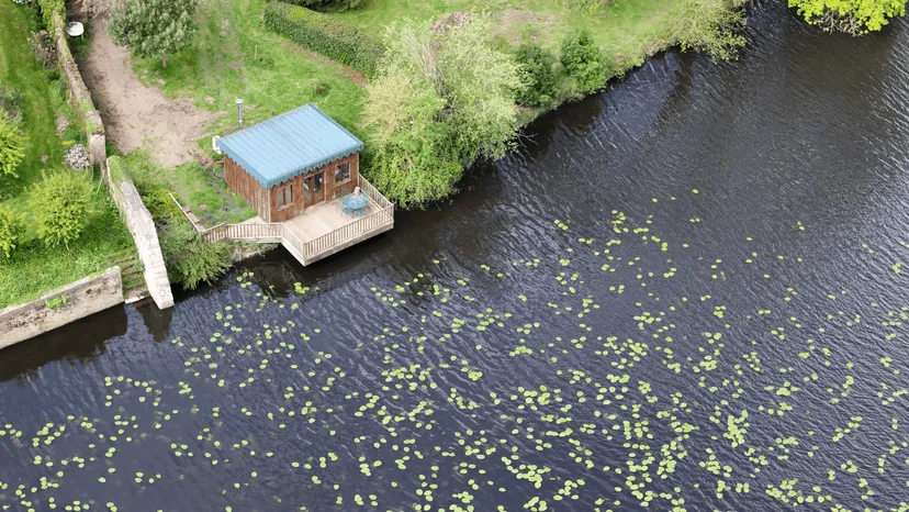 Etang de 22 hectares avec cabane perchée sur l’eau