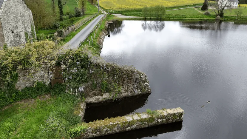 Etang de 22 hectares avec cabane perchée sur l’eau