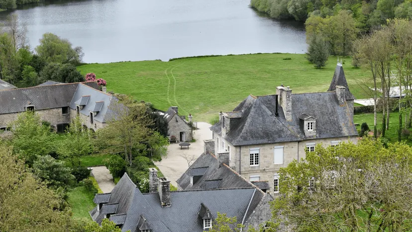 Etang de 22 hectares avec cabane perchée sur l’eau