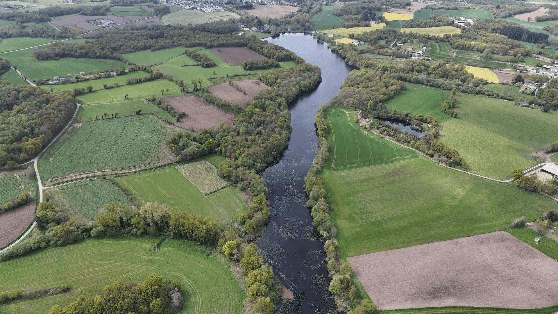 Etang de 20ha avec cabane perchée sur l’eau