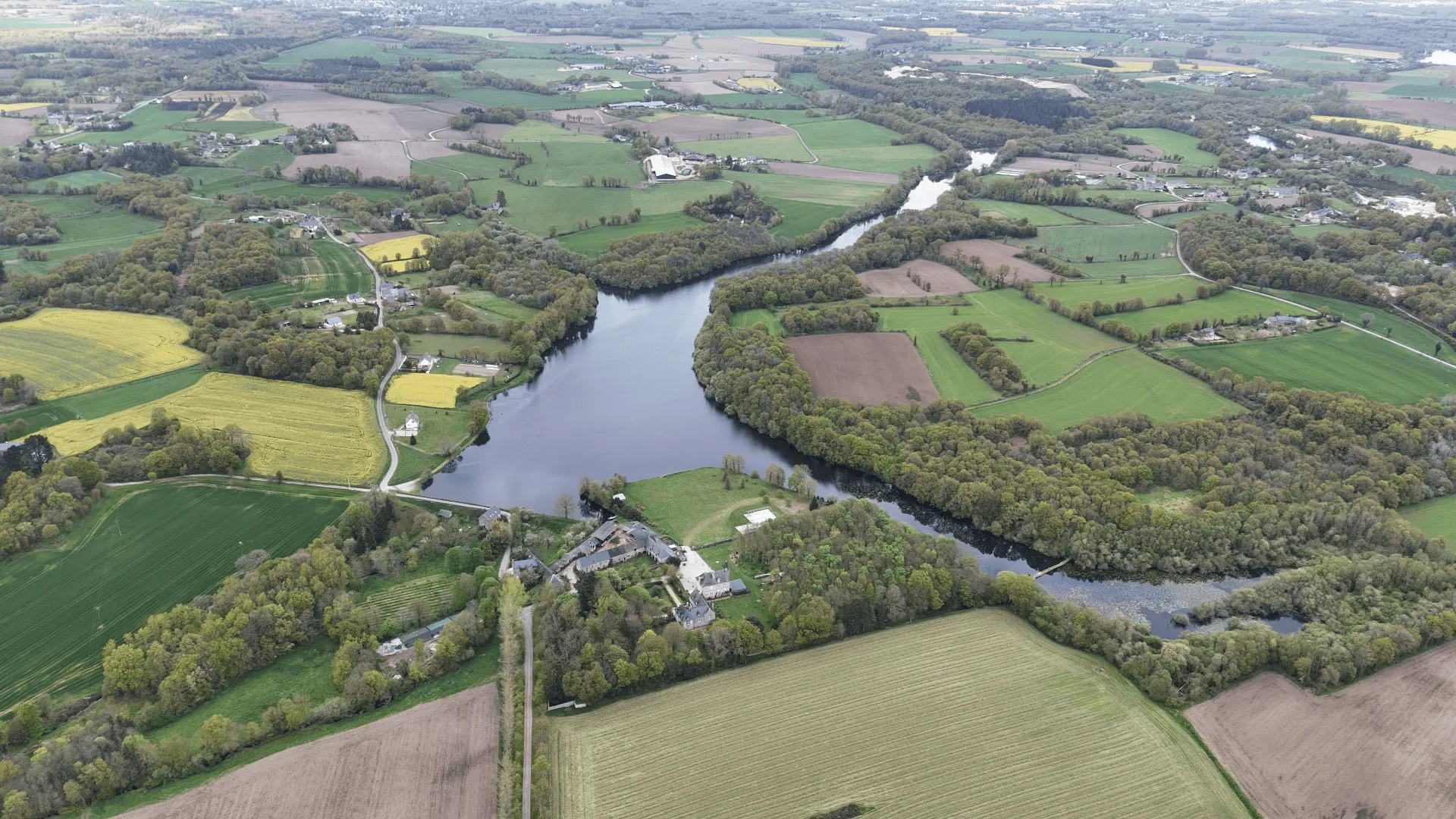 Etang de 20ha avec cabane perchée sur l’eau