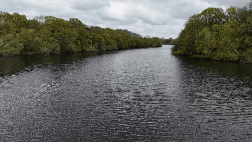 Etang de 22 hectares avec cabane perchée sur l’eau