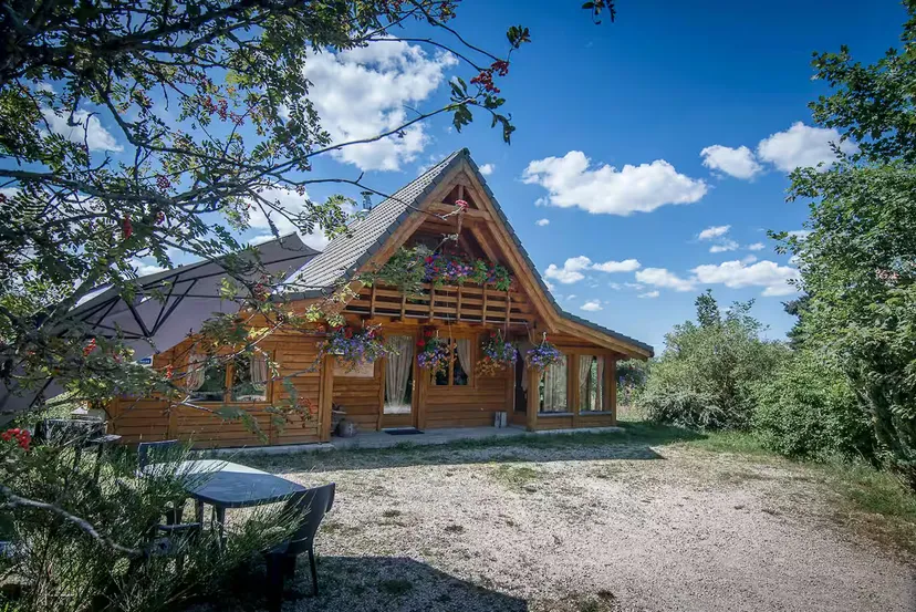 Magnifique chalet en bois avec son étang sauvage, tarif dégressif!!!