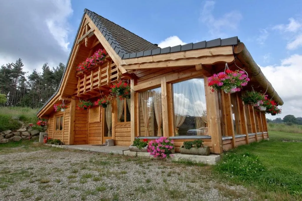 Magnifique chalet en bois avec son étang sauvage