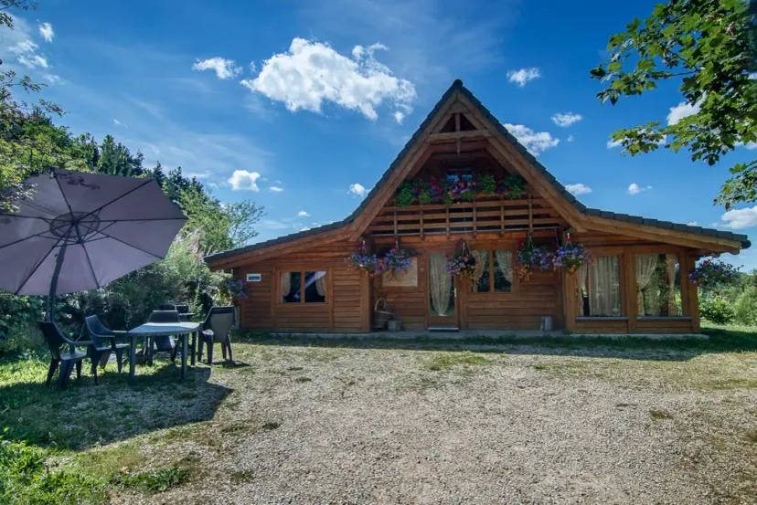 Magnifique chalet en bois avec son étang sauvage, tarif dégressif!!!