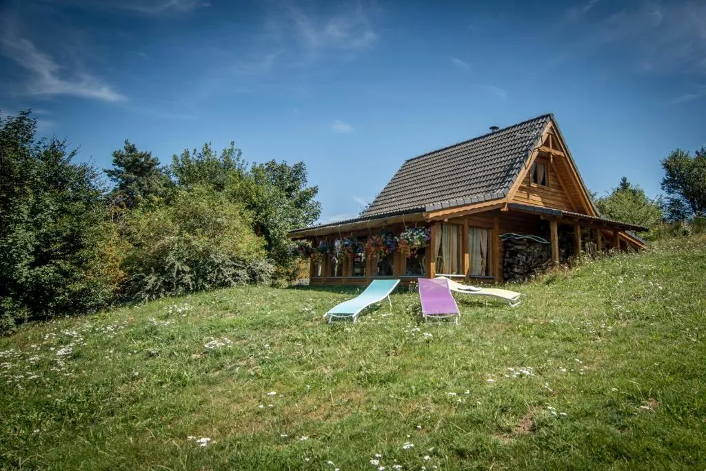 Magnifique chalet en bois avec son étang sauvage