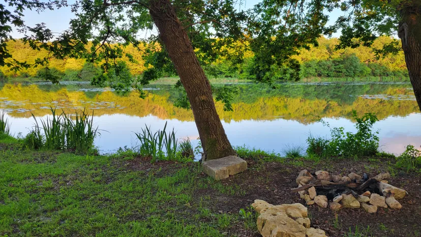 Pêcher et camper au bord d'un étang privé de 9ha avec location de barque ou canoë