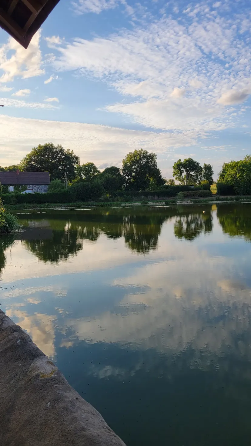 Pêcher et camper au bord d'un étang privé de 9ha avec location de barque ou canoë