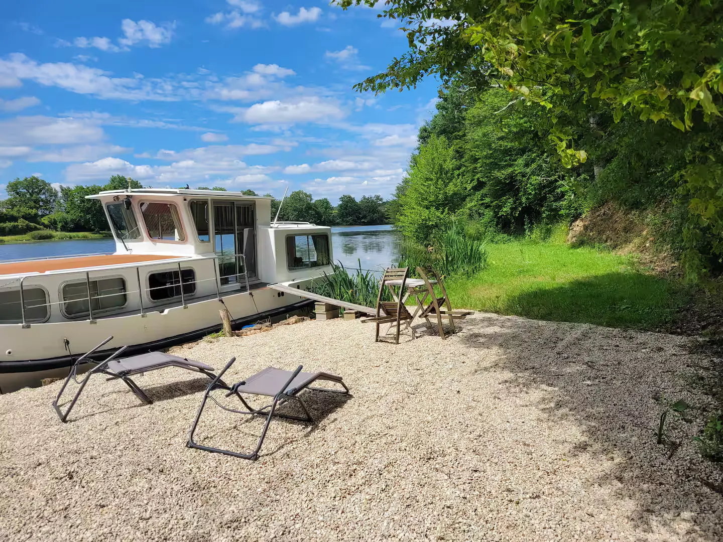 Location Péniche  pour 2  personnes + Pêche sur  létang de 9ha