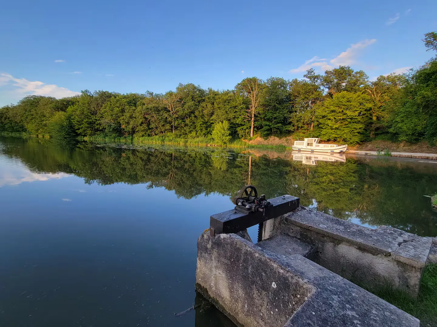 Pêcher et camper au bord d'un étang privé de 9ha avec location de barque ou canoë