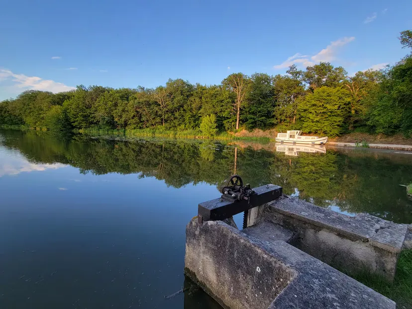 Pêcher et camper au bord d'un étang privé de 9ha avec location de barque ou canoë