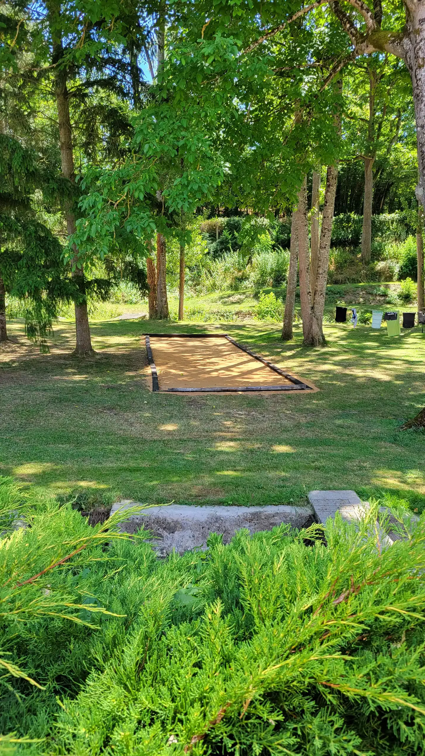 Roulotte au fond du jardin  et son étang de 9 hectares avec de gros spécimens