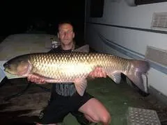 Roulotte et son étang de 9 hectares pour la pêche