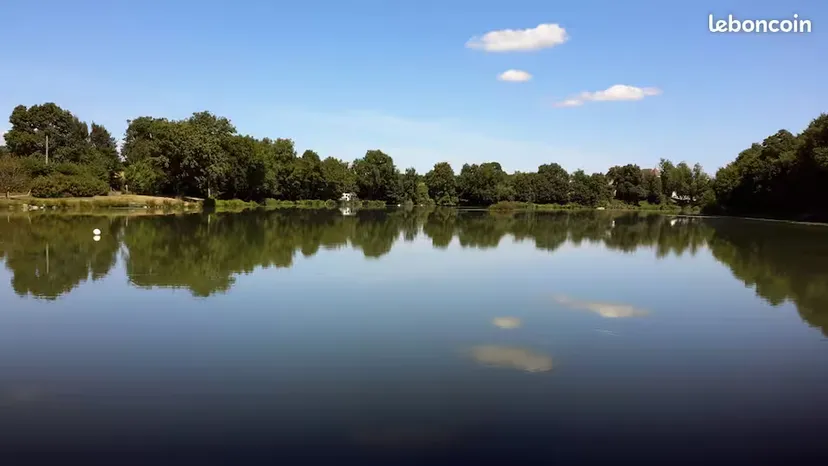 Pêche uniquement à la journée au bord de l'étang de 9 hectares