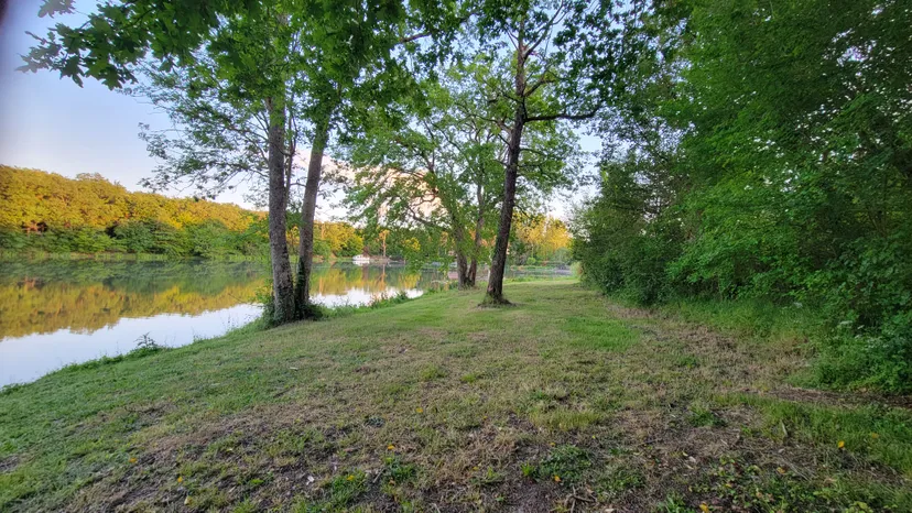 Pêche uniquement à la journée au bord de l'étang de 9 hectares