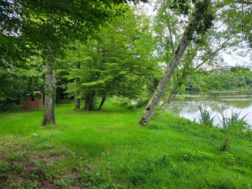 Roulotte et son étang de 9 hectares pour la pêche