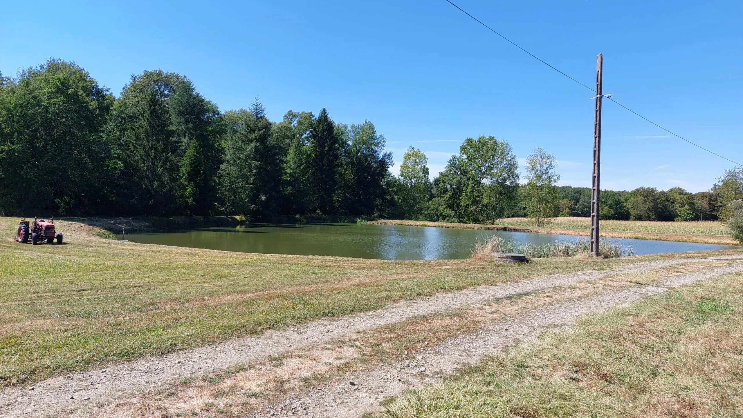 Etang au calme, pêche et détente avec terrain de pétanque