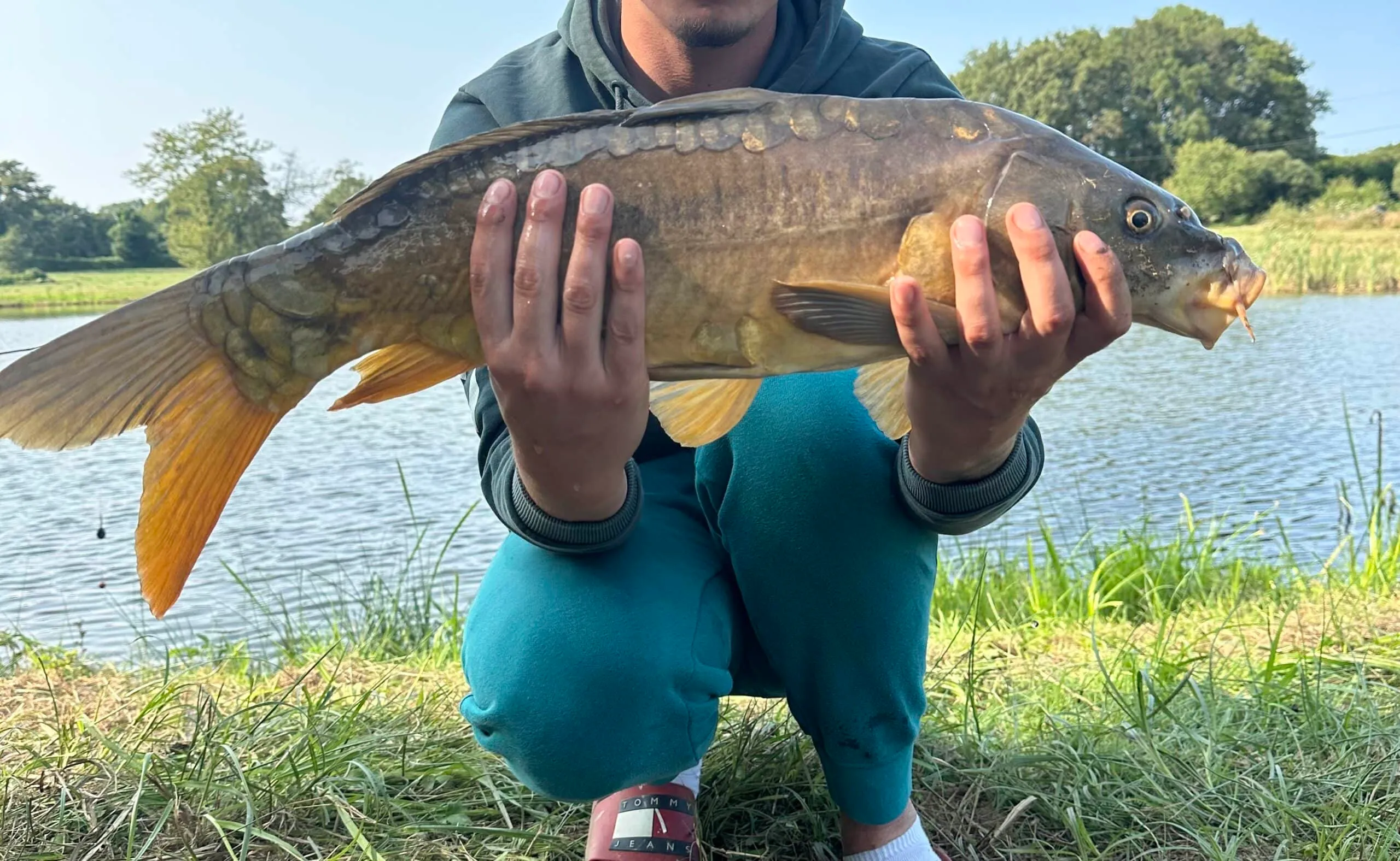 Etang au calme, pêche et détente avec terrain de pétanque