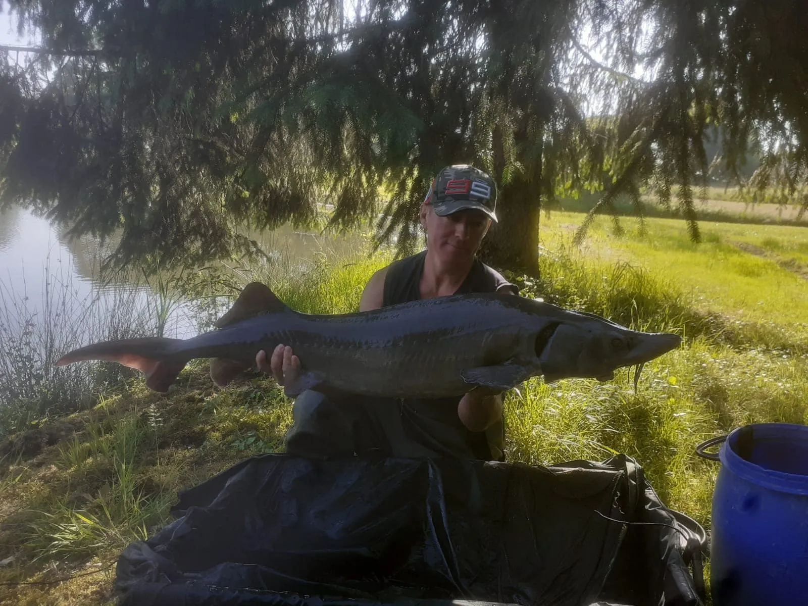 Etang au calme, pêche et détente avec terrain de pétanque