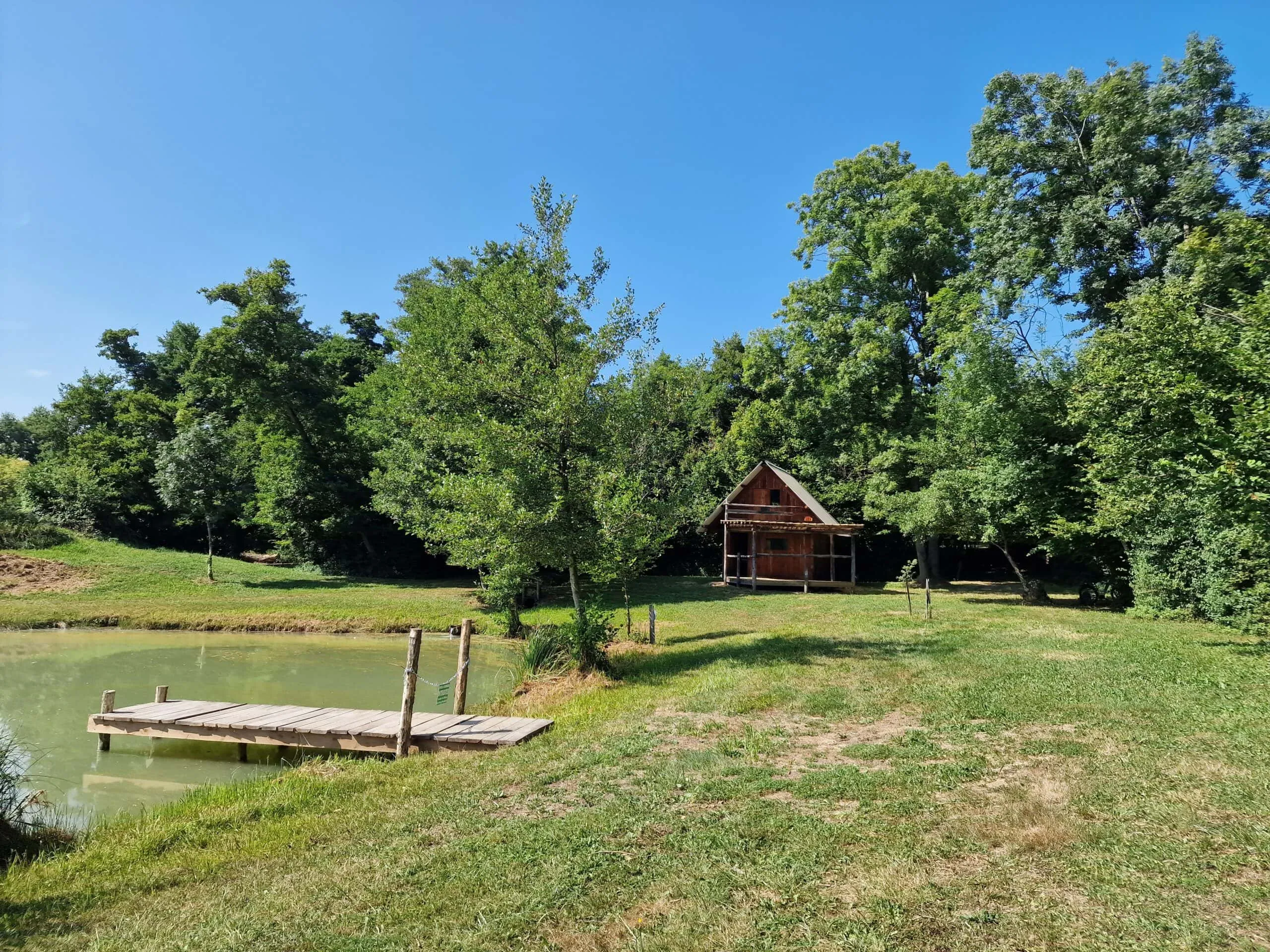 Chalet au bord d'un étang privé