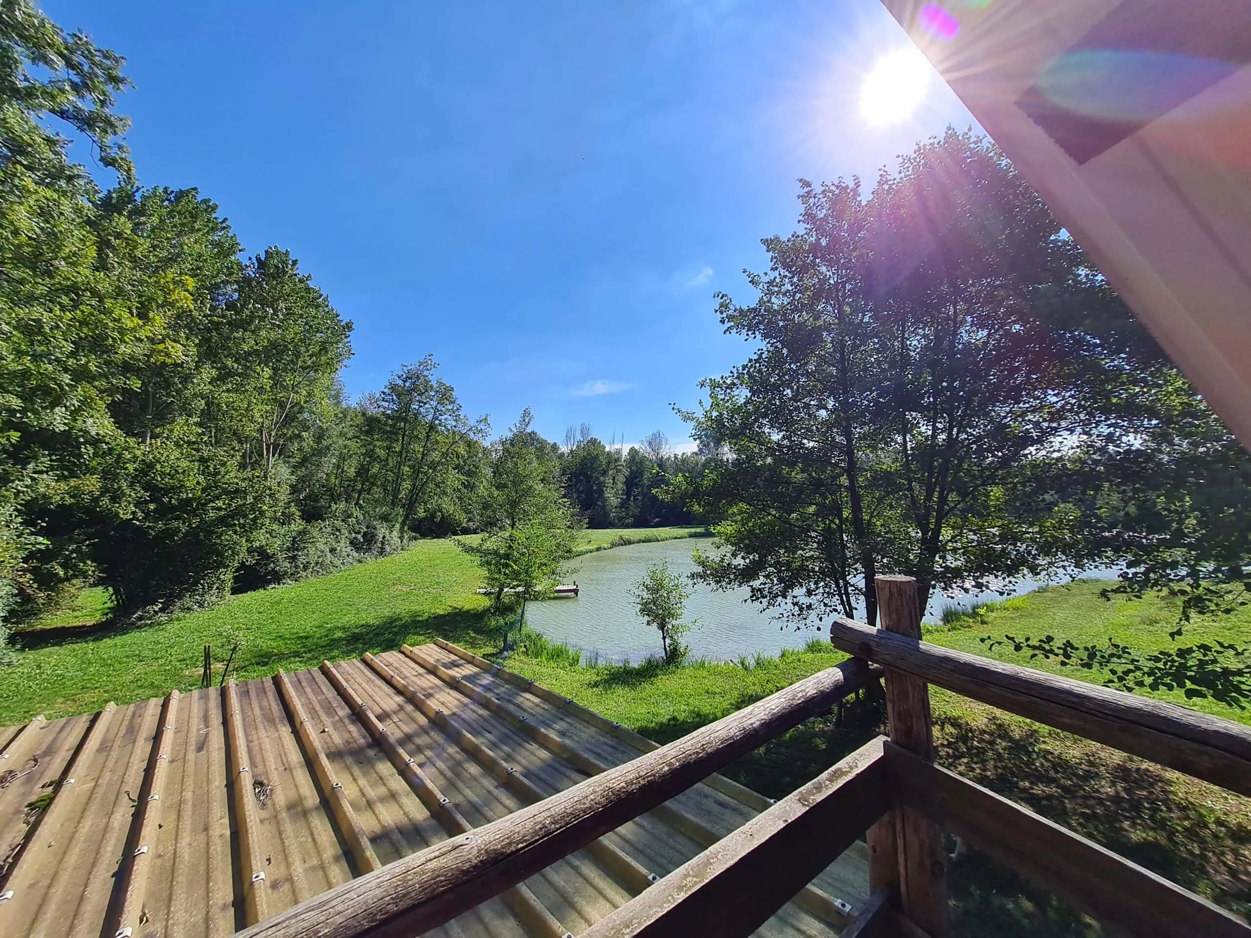 Chalet au bord d'un étang privé