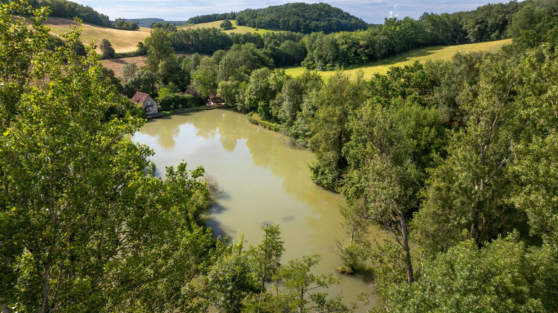 Location d'un étang 1 ha avec son gîte confortable