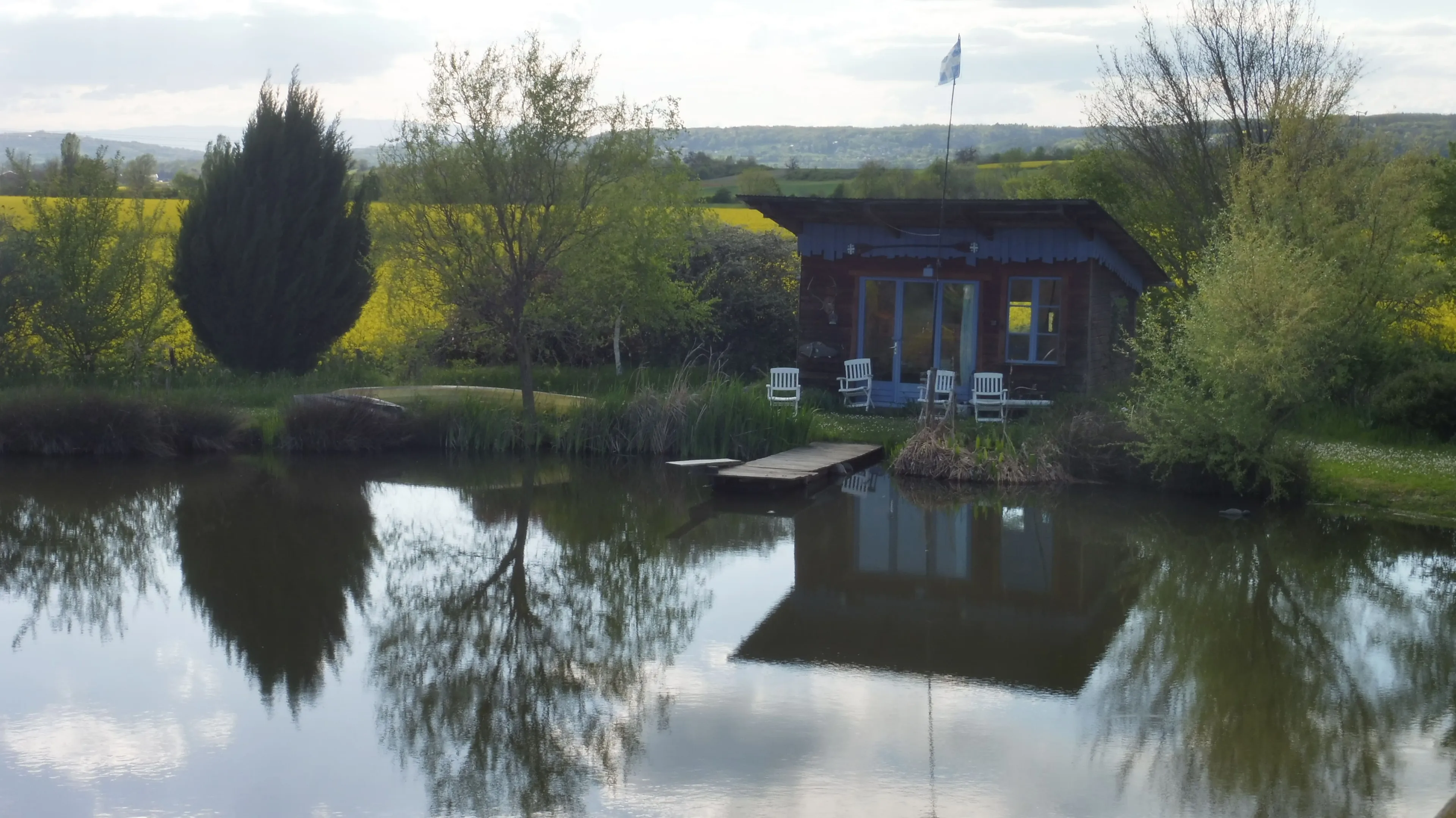Location d'un étang avec sa cabane en bois à 1h de Lyon