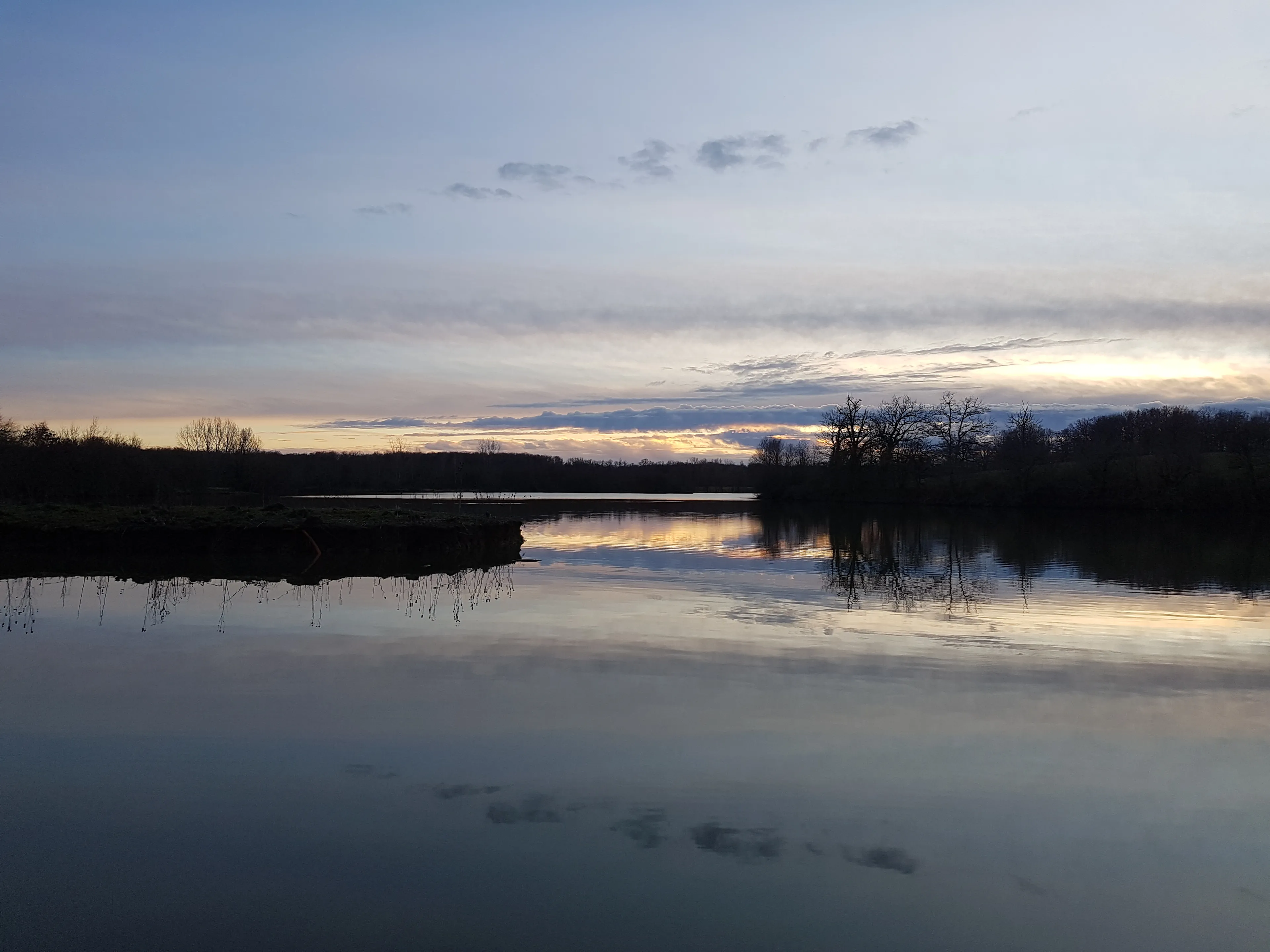 Mobil home pour 4 personnes au bord d'un lac de 21ha - En Aveyron