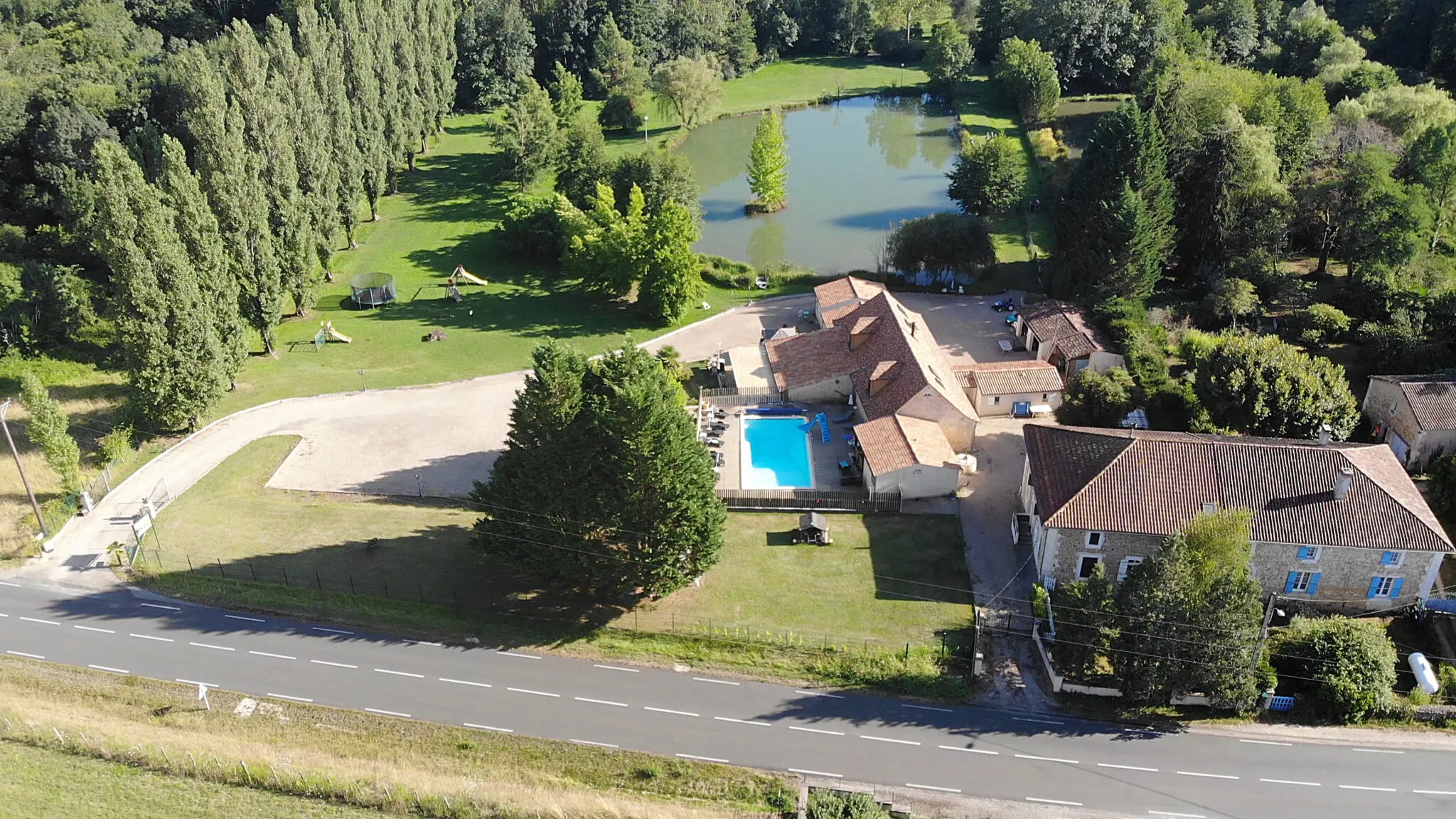 Gîtes de charme avec piscine, étang de pêche & jeux enfants