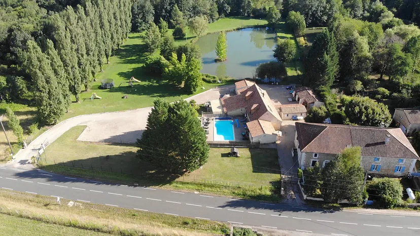 Gîtes de charme avec piscine, étang de pêche & jeux enfants