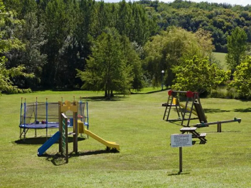 Séjour authentique en Périgord : Votre gîte cosy avec piscine, étang partagé et jardin privatif!