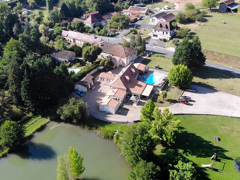 Séjour authentique en Périgord : Votre gîte cosy avec piscine, étang partagé et jardin privatif!