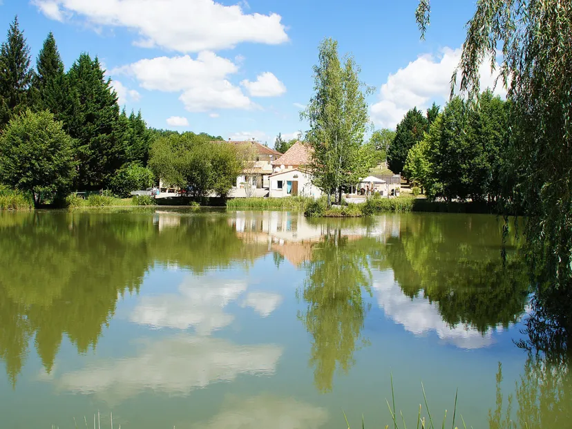 Escapade cosy en Périgord : Gîte pour 2 à 4 personnes avec piscine et accès à l'étang !