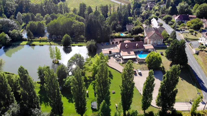 Chambre d'hôtes bleue avec étang de 5000m² en Périgord