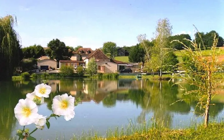 Chambre d'hôtes rouge avec étang de 5000m² en Périgord