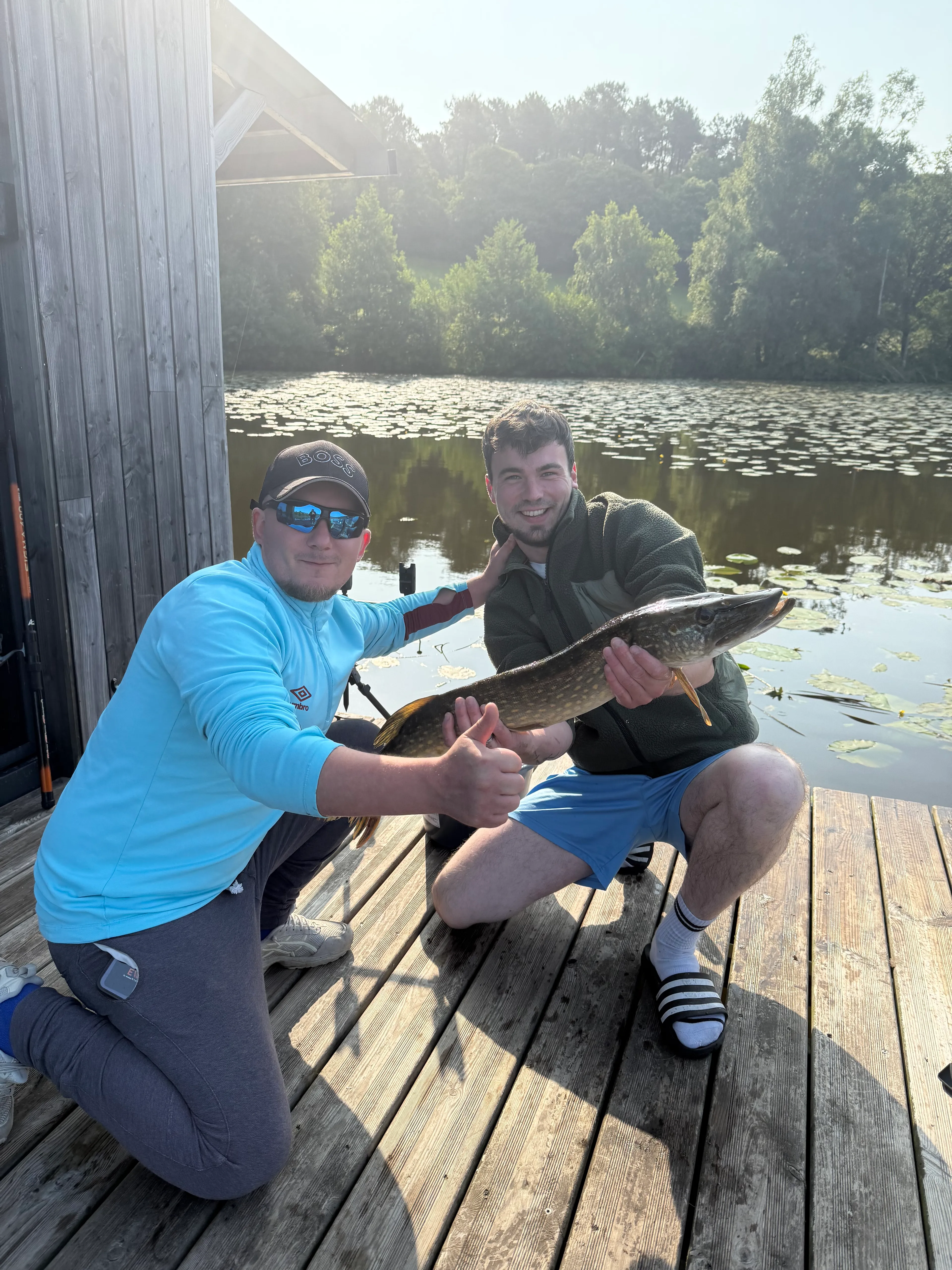 Etang de 21ha avec une cabane flottante, accès en barque sur le domaine, pêche en Bretagne