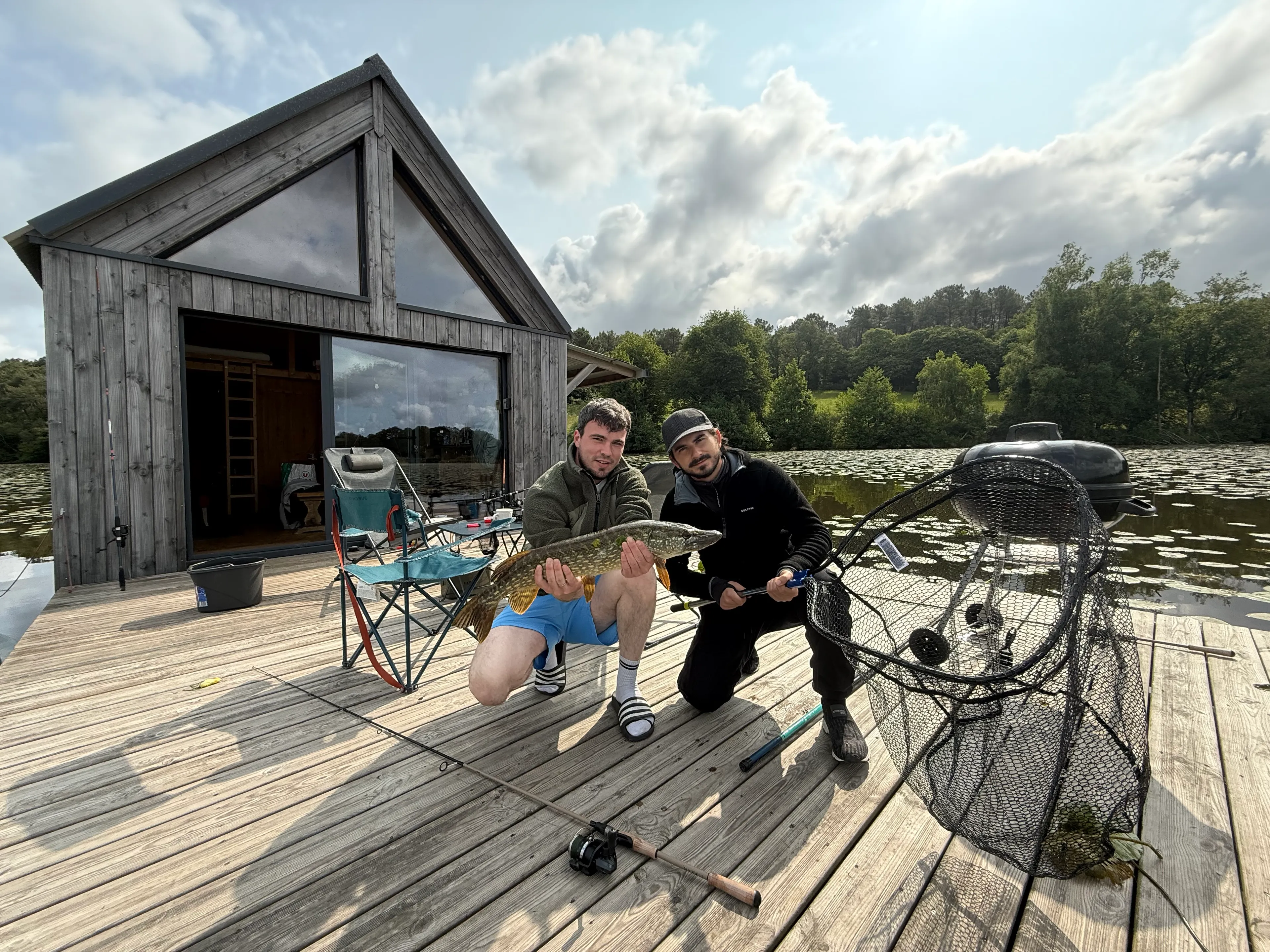 Etang de 21ha avec une cabane flottante, accès en barque sur le domaine, pêche en Bretagne