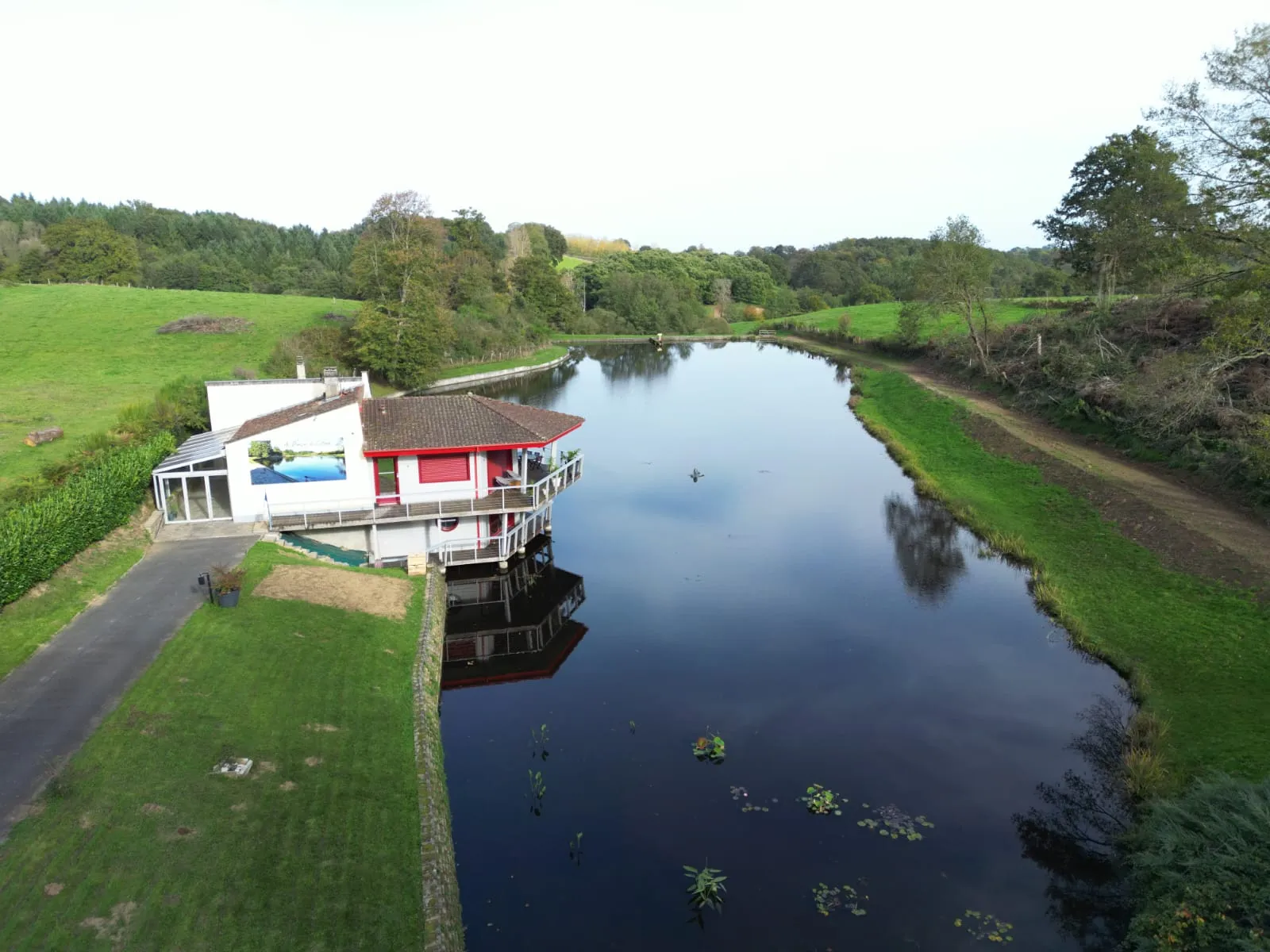 Domaine de pêche à la carpe avec gîte tout confort pour 6 personnes