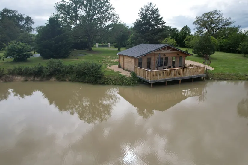 Rent a private pond with chalet and a terrace suspended on the water